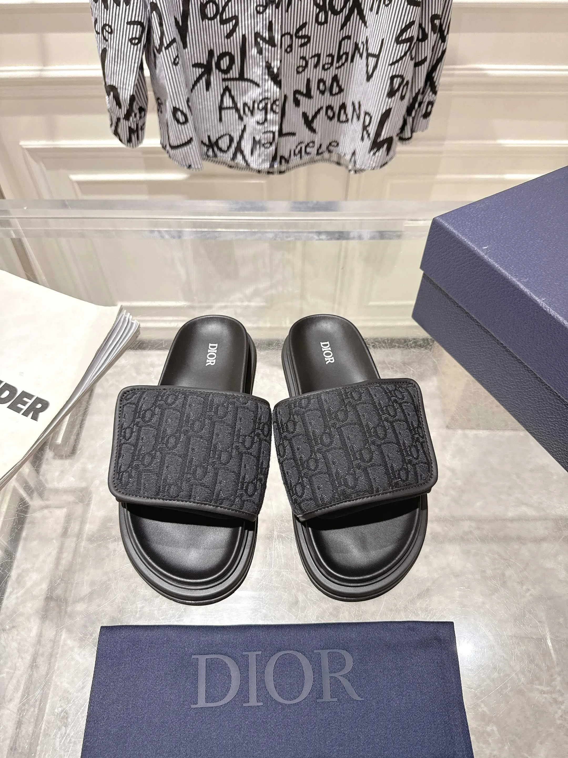 👟👟Ex-factory price 420👟👟 #Men's top version 𝐃𝐈𝐎𝐑# Dior's new men's summer slippers 🔥Purchase the original development Alias ​​sandals are new products in 2024. They are a leisurely and exquisite work. The upper is made of imported denim ➕ calfskin 🔥 Original molded rubber outsole provides the best comfort 🔥 ✔️Size: #38-46